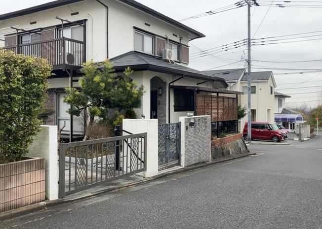 【外観】 | 人が暮らすうえで日光は大切な要素となります。日当たりの良さは譲れないポイントですね。併せて近くに大きな建築物の建築予定がないか、あるいはそれが可能な土地が近くにないか事前に確認することもお勧めします。