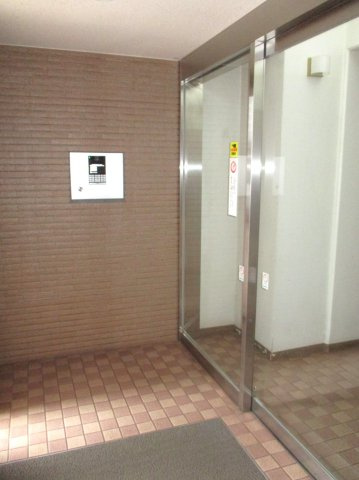 【エントランス】 | ロイヤルコート大谷地ステーション | ●セキュリティも充実！共用部防犯カメラ＆TVモニター付オートロックシステム(2018年3月更新工事済)