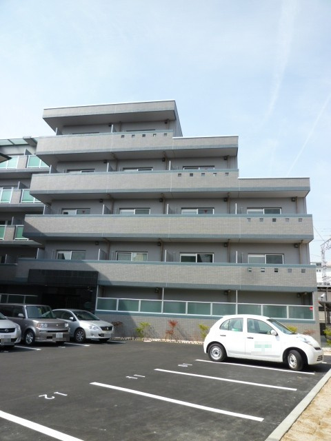 Uluru東向日の駐車場