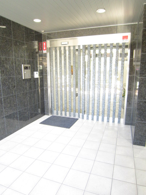 Uluru東向日のエントランス