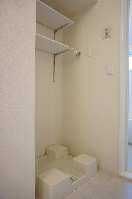 アンフィニ勝川の洗面所|室内洗濯機置き場