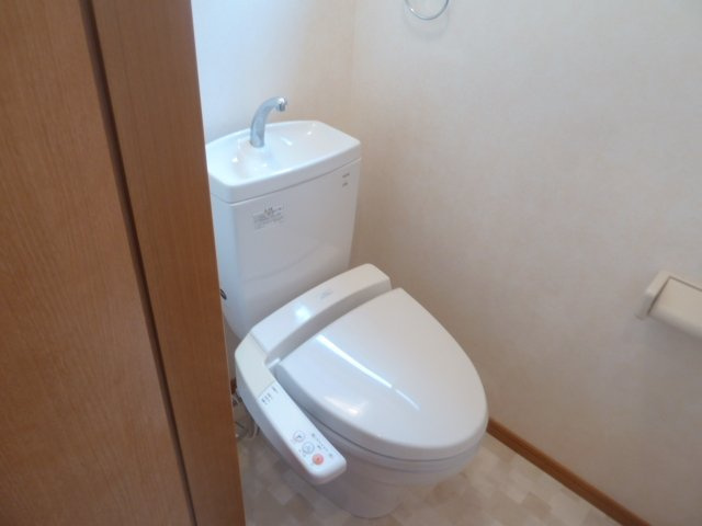 神子岡前2丁目貸家のトイレ