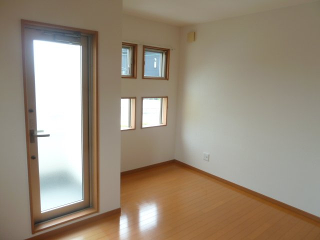 神子岡前2丁目貸家の洋室