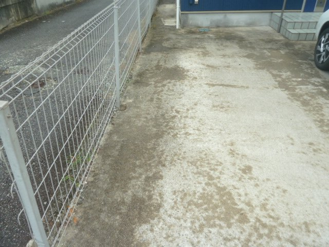 神子岡前2丁目貸家の駐車場