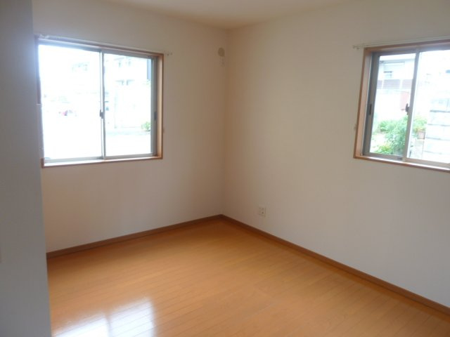 神子岡前2丁目貸家の居間・リビング