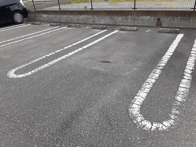 グラース・アンジュＡの駐車場