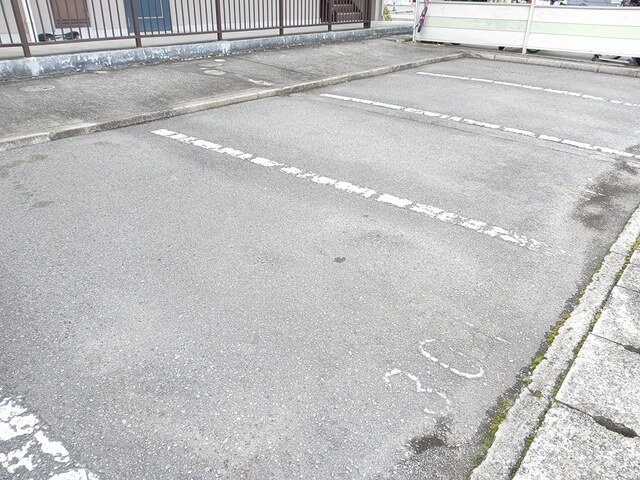 エスポワール花田の駐車場
