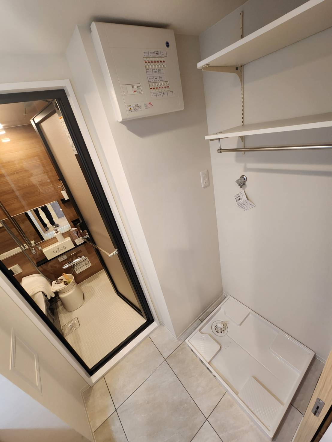 ベルヴィル大宮Ａ棟の洗面所|洗濯機置場には便利な棚があります