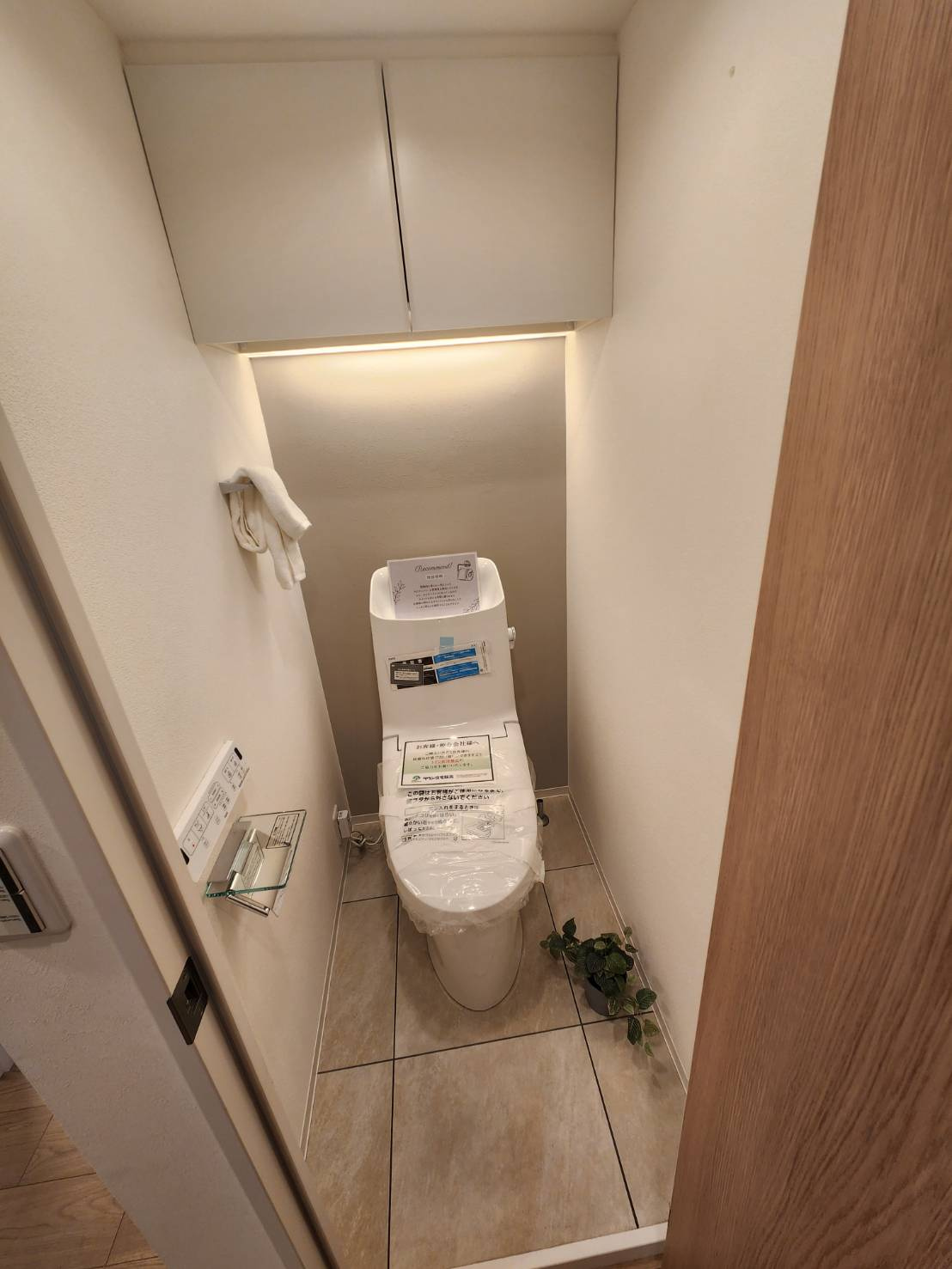 ベルヴィル大宮Ａ棟のトイレ|トイレも照明にこだわりが。扉付き収納が便利です