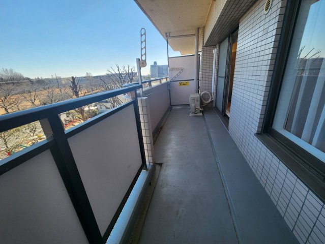 ベルヴィル大宮Ａ棟のバルコニー|バルコニーは自衛隊側で見晴らしがいいです