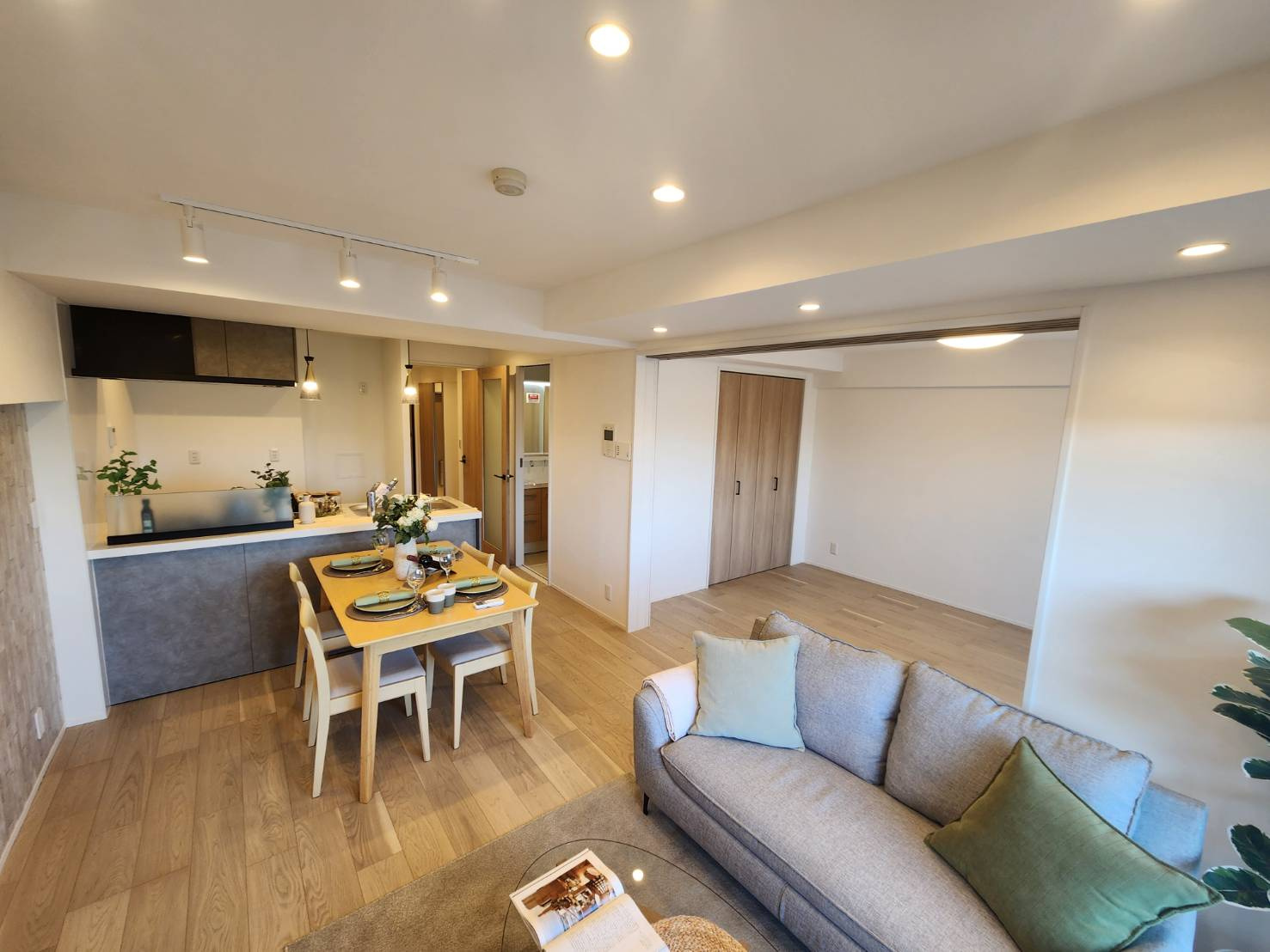 ベルヴィル大宮Ａ棟の居間・リビング|隣の洋室とつなげてリビングがもっと広く