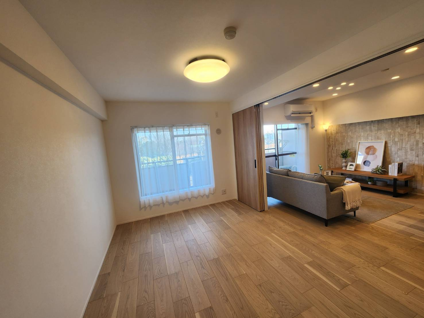 ベルヴィル大宮Ａ棟の洋室|リビングと洋室のフローリングがつながっていて段差がないため、高齢の方やお子様にも安心です