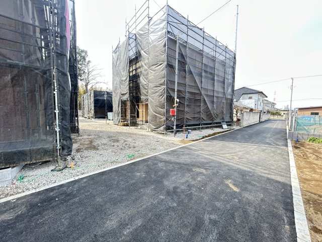 新築　伊勢崎田部井町第９　クレイドルガーデン　１号棟の前面道路含む現地写真|現地写真　北側接道幅員約4ｍ