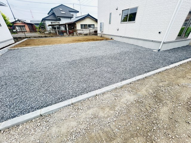 新築　伊勢崎田部井町第９　クレイドルガーデン　１号棟の駐車場|現地写真　駐車スペースは並列3台分可能です！

