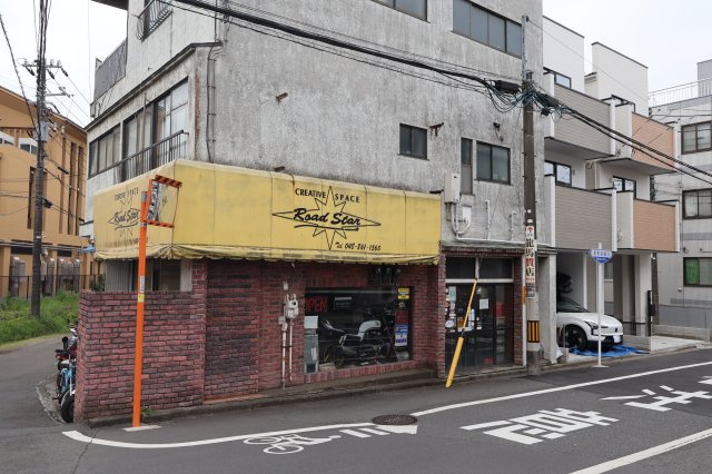《仲介手数料無料》南区鹿手袋１丁目2-21新築一戸建てミラスモの外観|交通量のやや多い道路に面しています。お隣がバイク屋さんなのでバイクの音がたまに聞こえるかもしれません。