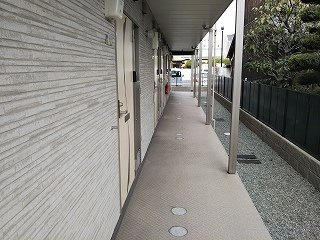 クレイノニジの玄関