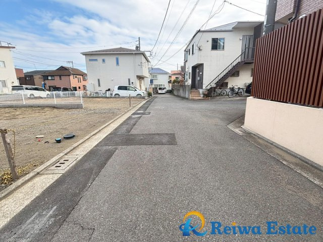 売地　茅ヶ崎市松浪1丁目の前面道路含む現地写真
