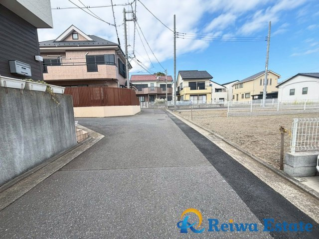 売地　茅ヶ崎市松浪1丁目の前面道路含む現地写真