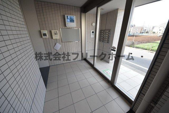 三鷹市牟礼６丁目の賃貸マンションのエントランス