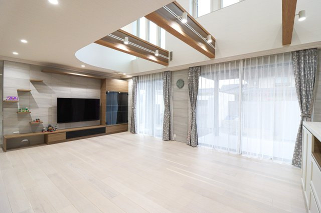 大原野西竹の里町一丁目　新築参考プランの完成予想図|【施工例】
２４帖のワイドなリビングはご家族も自然と集まる広さ！お気に入りのインテリアを置いたり等こだわりのリビング空間に♪