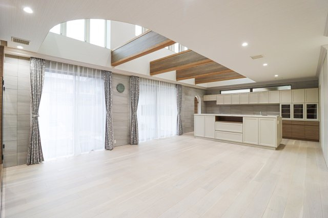 大原野西竹の里町一丁目　新築参考プランの完成予想図|【施工例】
奥行きがあり、視線が抜ける心地よいリビング空間！リビング側とキッチン側の双方からお互いの姿が見える配置の為、ご家族とのコミュニケーションがとりやすい！