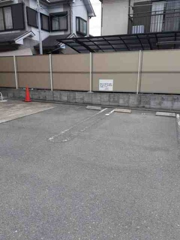 ランデュール岡本の駐車場