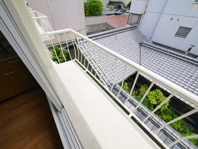城戸ハイツ東棟のバルコニー|落ち着いた時間を過ごせるバルコニーです