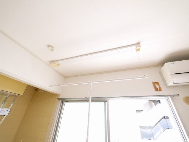 城戸ハイツ東棟の設備|室内物干し竿です