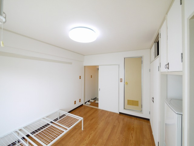 城戸ハイツ東棟の寝室|使い勝手のいい寝室です