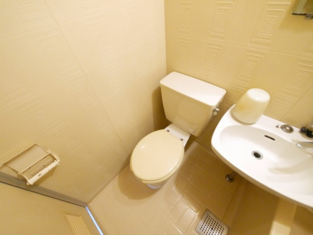 城戸ハイツ東棟のトイレ|ゆったりとした空間のトイレです