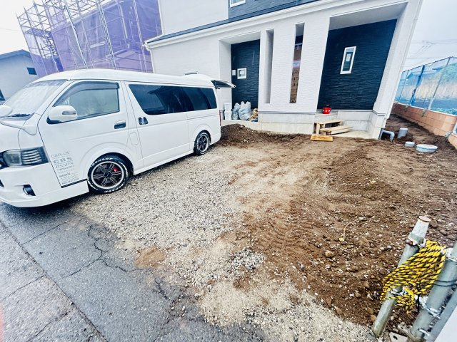 新築　渋川市半田第6　１号棟の駐車場|現地写真　駐車スペースは並列4台分可能です！					
