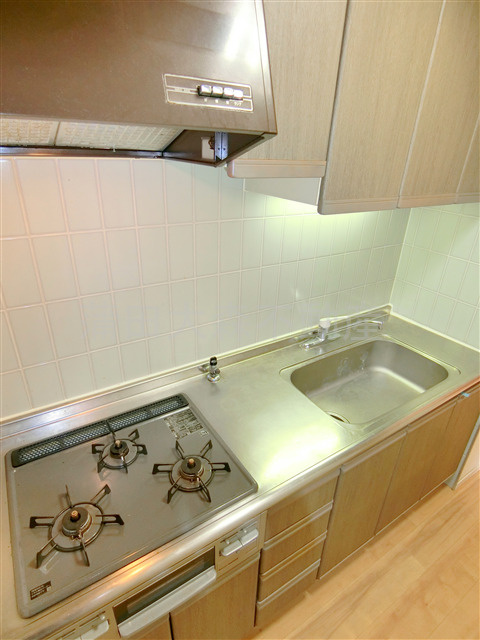 グランバリュー羽田のキッチン|３口ガスグリル付システムキッチン