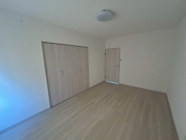 長岡天神ハイツ6号棟の洋室|クローゼットが大きく、散らかりがちな荷物がすっきり片付きそうです◎