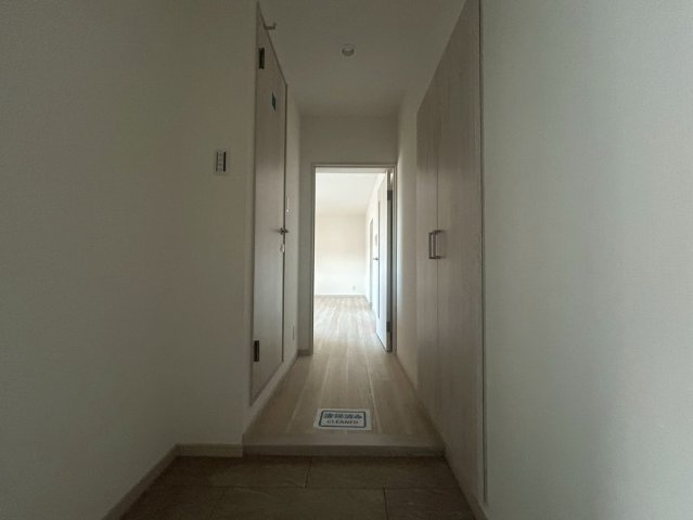 長岡天神ハイツ6号棟の玄関|LDKから光の差し込む廊下、玄関です◎