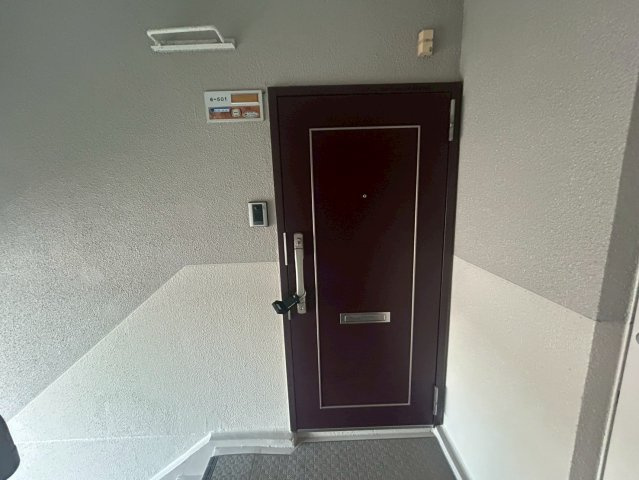 長岡天神ハイツ6号棟のその他|玄関ドアもレトロで素敵です◎