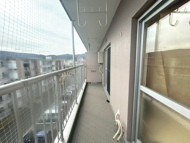 長岡天神ハイツ6号棟のバルコニー|陽当たり良好。洗濯物がよく乾きそうです◎