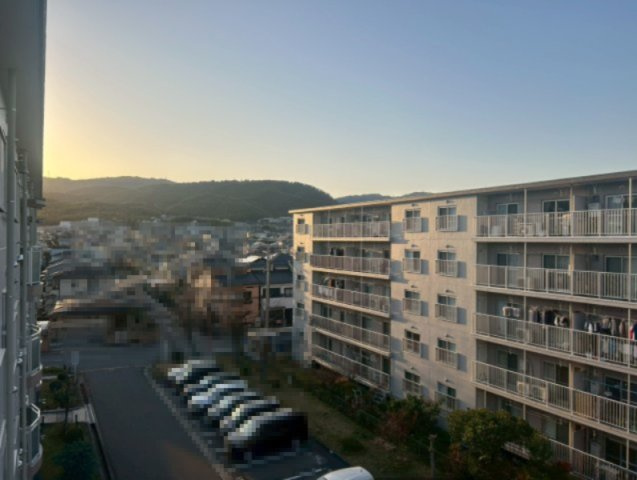 長岡天神ハイツ6号棟の展望|遠く山並みを眺望できます。