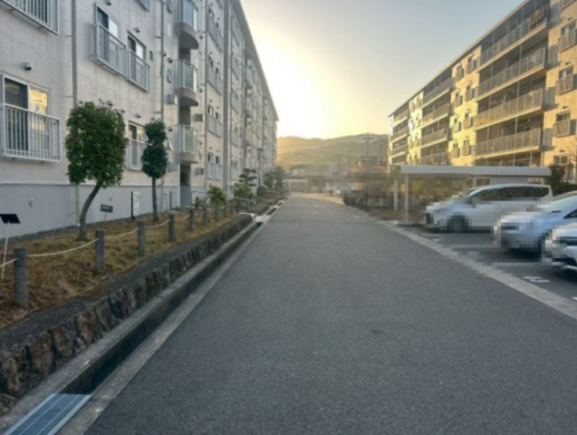 長岡天神ハイツ6号棟の駐車場|ゆったりと走行できる敷地内駐車場です◎