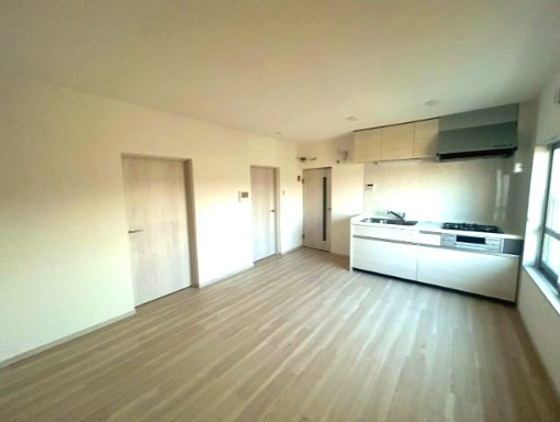 長岡天神ハイツ6号棟の居間・リビング|広々とした明るいLDKです◎