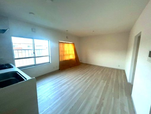 長岡天神ハイツ6号棟の居間・リビング|採光がたっぷりとれた、居心地の良さそうなLDKです◎