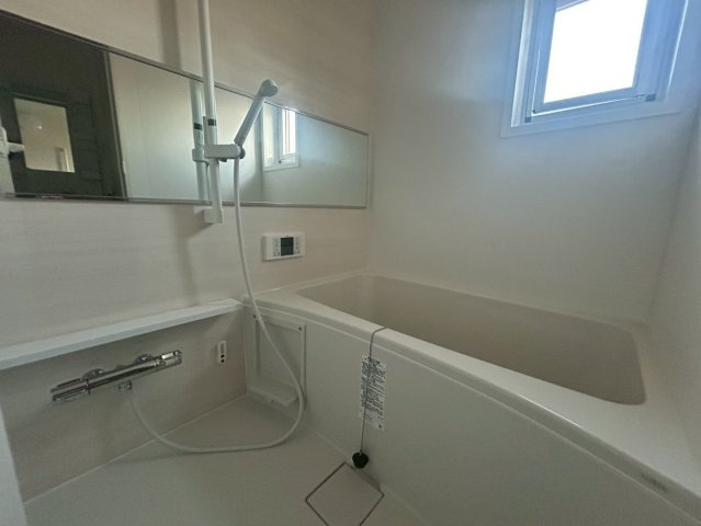長岡天神ハイツ6号棟の浴室|窓があり自然換気が可能です。