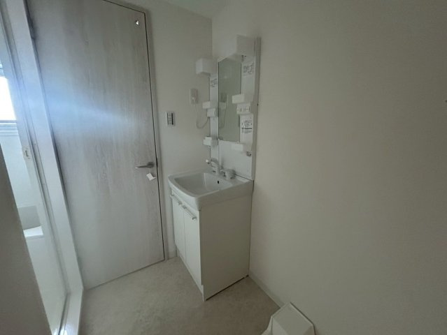 長岡天神ハイツ6号棟の独立洗面台|小物収納棚付きの洗面化粧台です◎