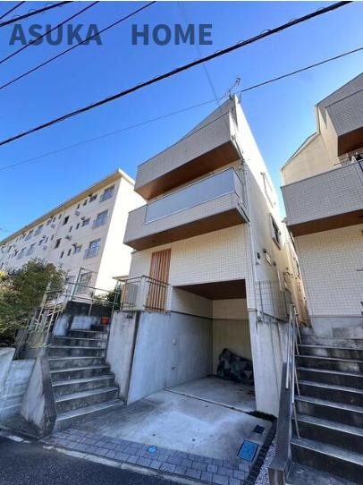 緑区長津田町の外観|クリーム色の優しい色合いの駐車場付き3階建ての一戸建てです。