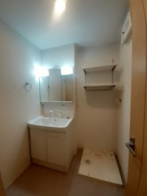 【洗面所】 | パラッツオ・ベーネⅠ | ゆったりとスペースのある洗面所