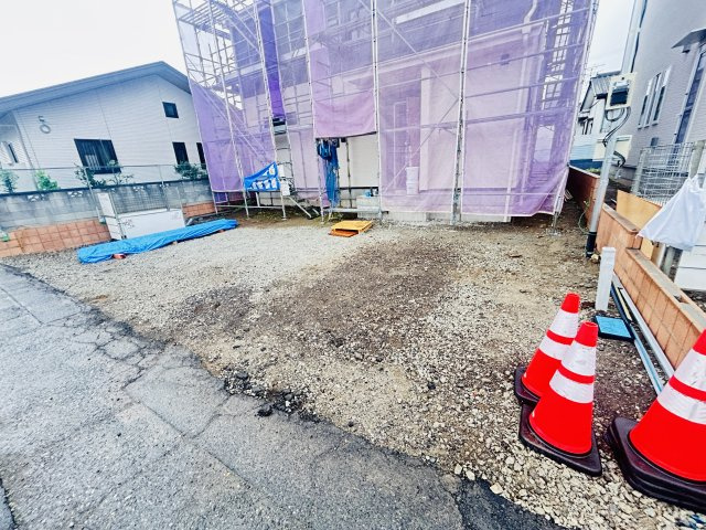 新築　渋川市半田第6　2号棟の駐車場|現地写真　駐車スペースは並列4台分可能です！					
