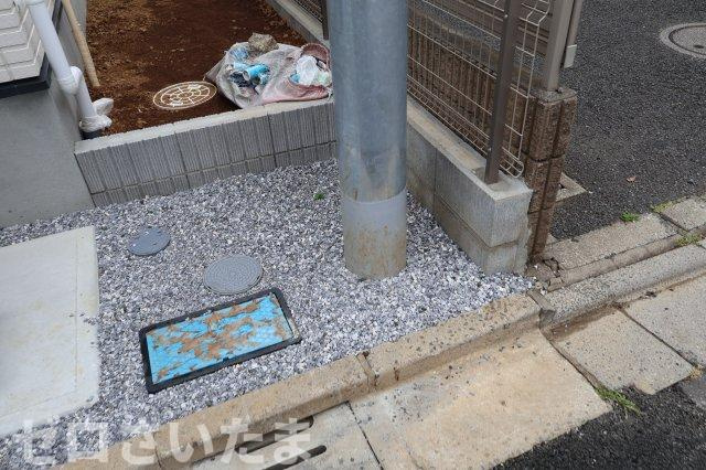 《仲介手数料無料》浦和区領家１丁目9-8新築一戸建てケイアイグレイスの外観|敷地内に電柱が1本入っています。
