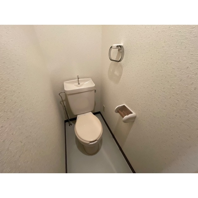 パティオ１２のトイレ|落ち着いた色調のトイレです