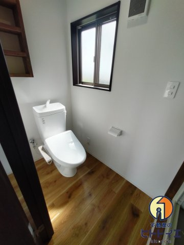 ikka宅間田のトイレ|温水洗浄便座付きのトイレです♪
小窓がついておりますので喚起もしっかりできます♪