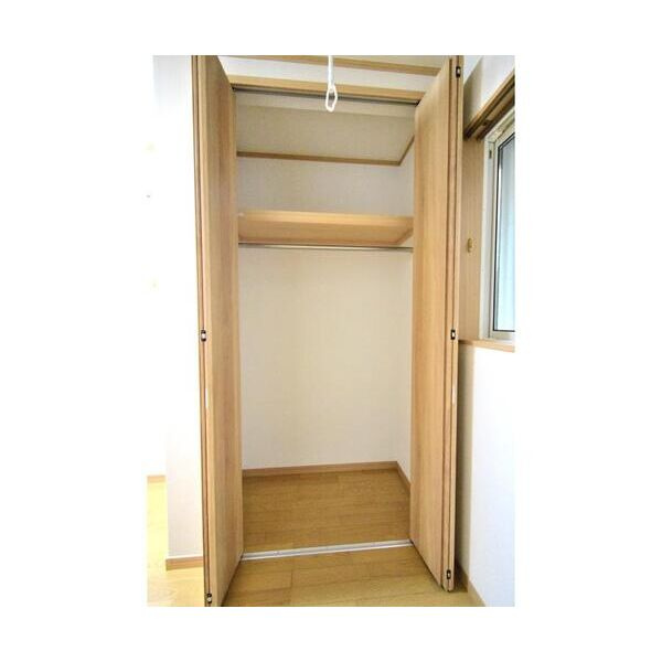CASA FELIZの収納|高さのあるクローゼットです※別部屋写真