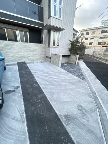 グリューネ塚口本町の駐車場